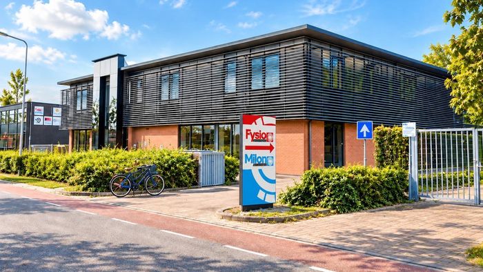 Het pand van Fysiotherapie de Commissaris aan de Industrieweg in Meppel